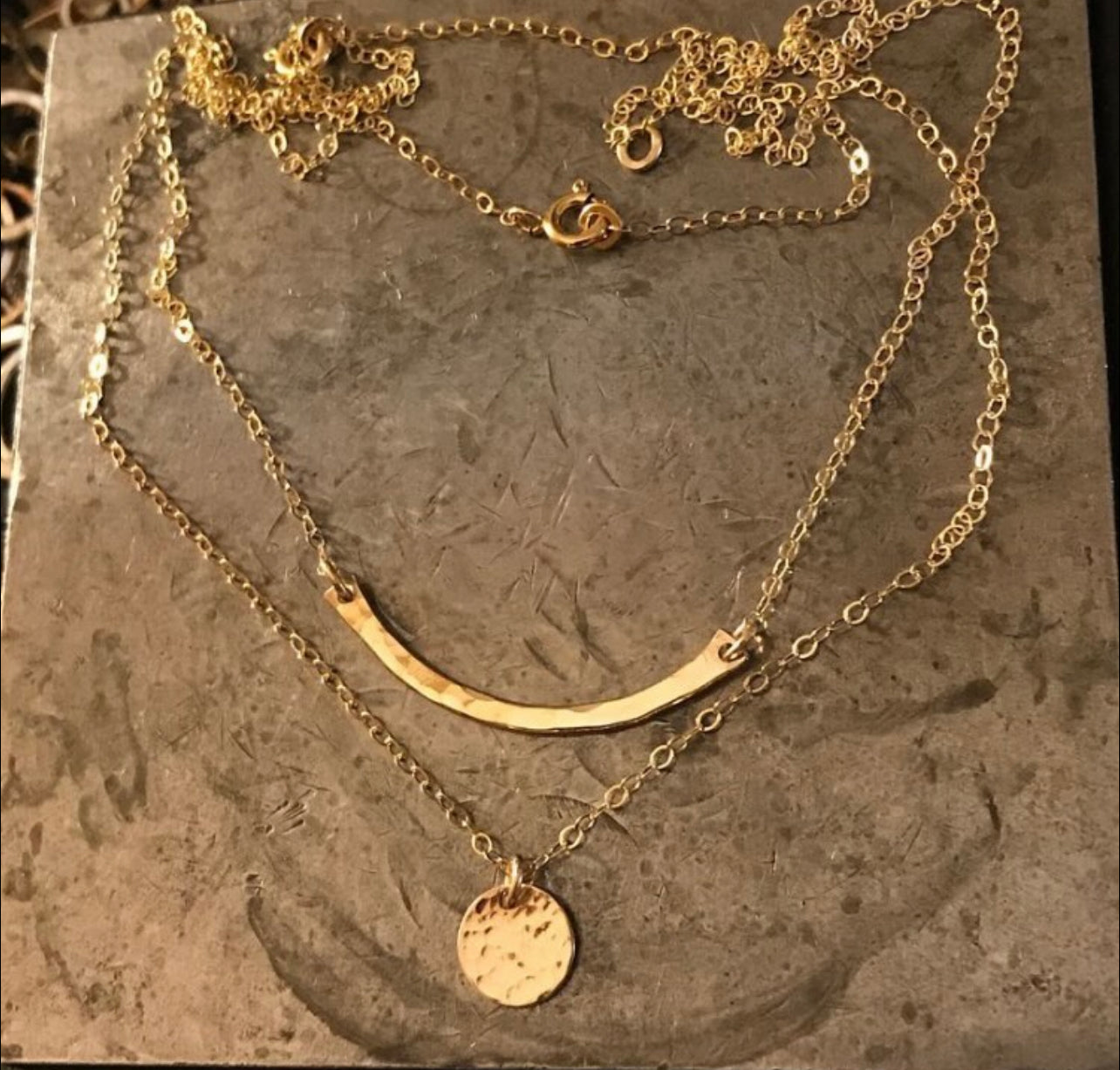 Curve necklace with sturdy chain