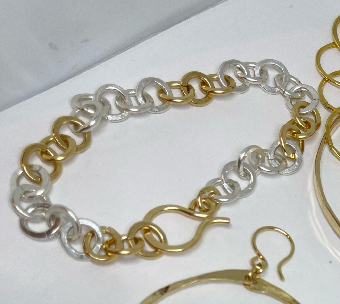 Two-tone Organic bracelet in 14 gauge wire